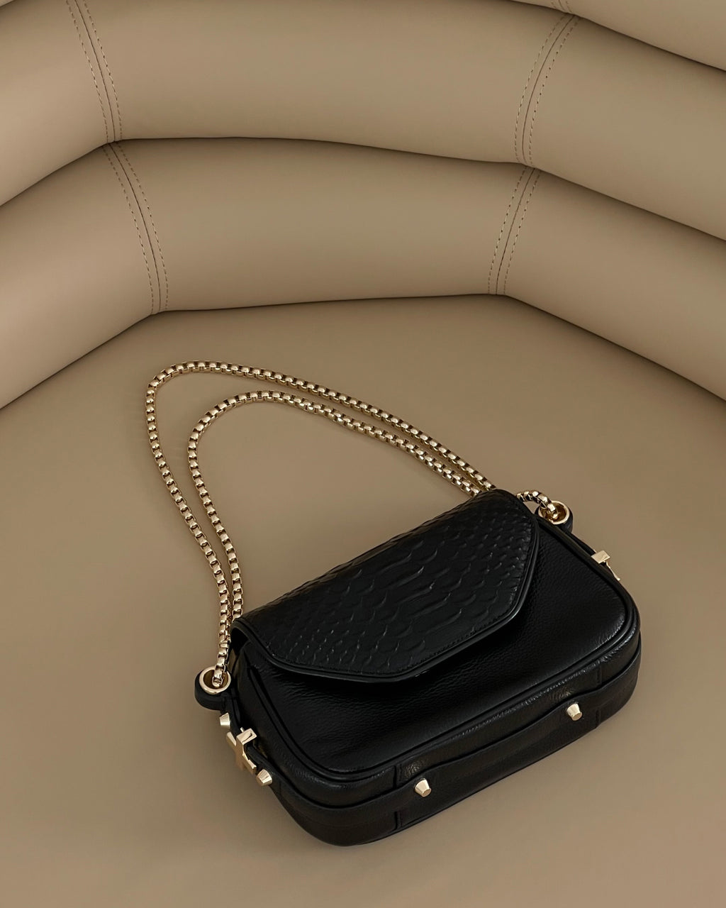 The Wax Leather Handbag In Black/Gold – Dylan Kain display picture 1
